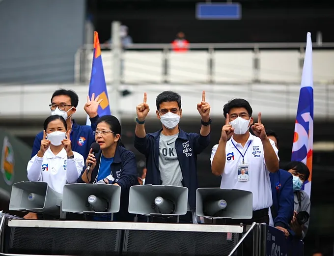 "ศิธา" ควง "ดร.รัตติกาล" ลุยขอคะแนนพี่น้องชาวสายไหม    