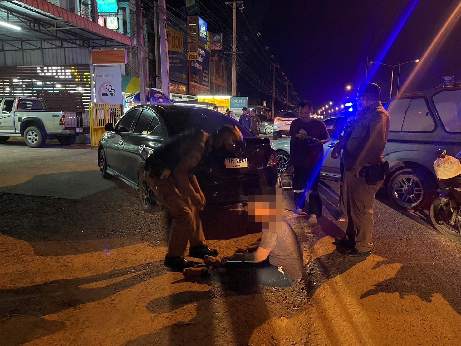 โจ๋ชัยภูมิพกปืนปลอม-ดาบยาวขู่ฟันพ่อค้าลูกชิ้นถูกสวนกลับลงไปนอนพื้นดับซ่า