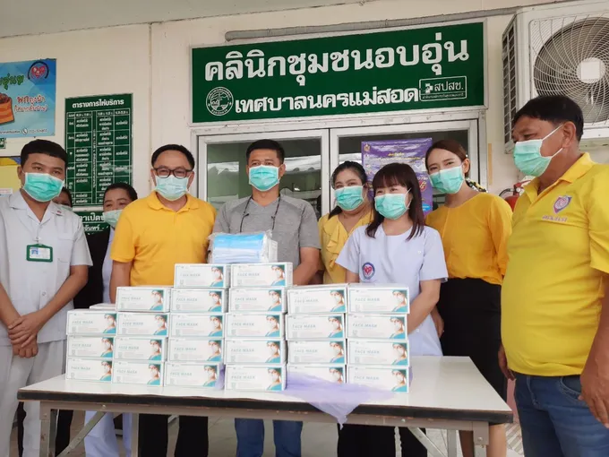 'CEO บริษัทแม่สอดฟรีโซน-สจ.ชัย' มอบหน้ากากอนามัยให้คลินิกชุมชนอบอุ่น