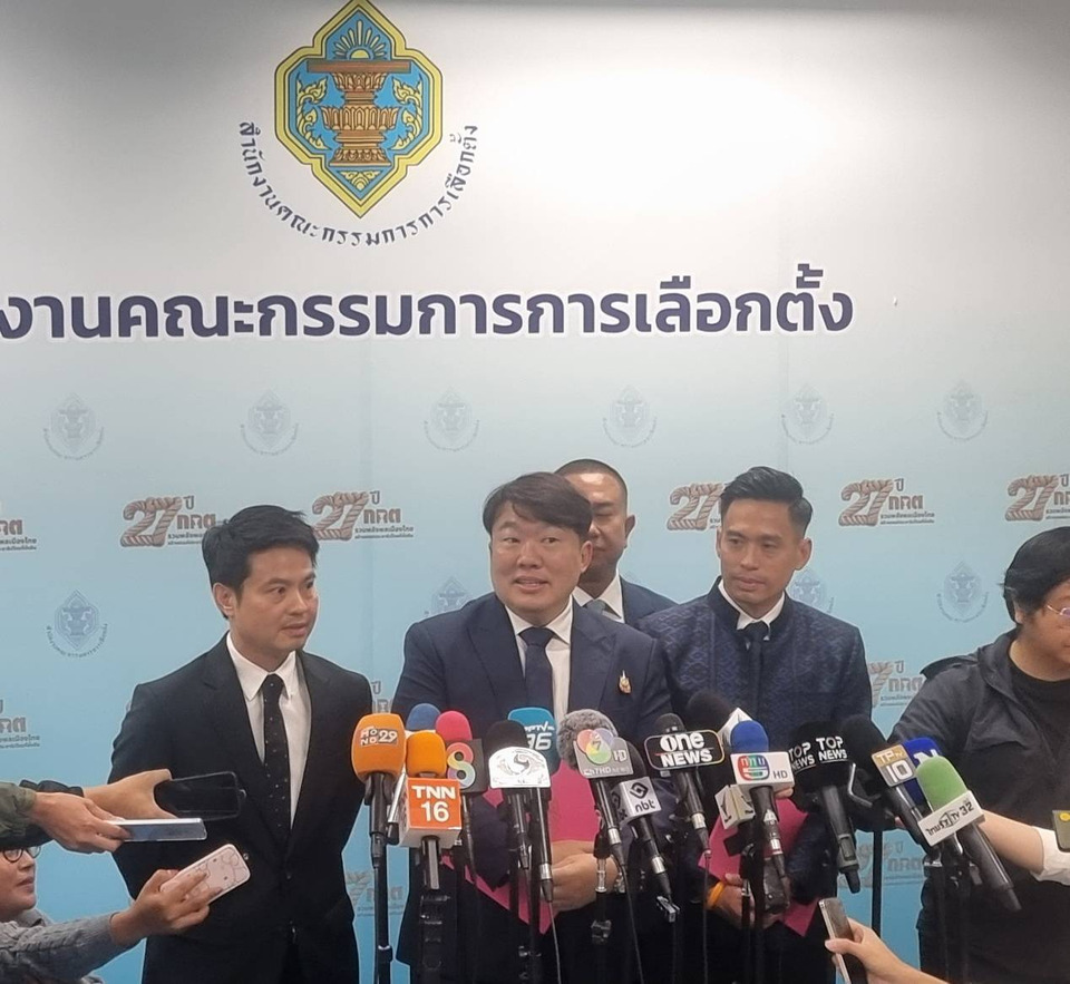 "สิริพงศ์-ภราดร-กรวีร์" พรรคภูมิใจไทย ควงแขนรับหนังสือรับรองสส.เร่งแก้ปัญหาให้ปชช. ไม่หนักใจหากอนาคตเลือกตั้งเป็นปัญหา