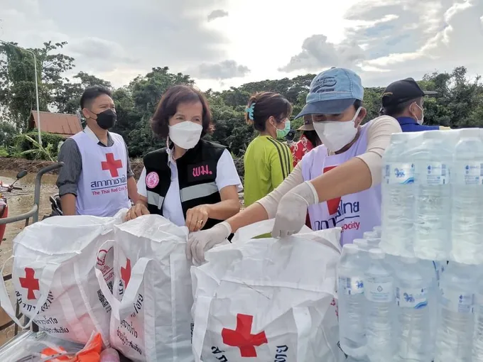 เหล่ากาชาดจังหวัดอ่างทอง มอบถุงยังชีพแก่ผู้ประสบภัย ต.ชัยฤทธิ์ อ.ไชโย