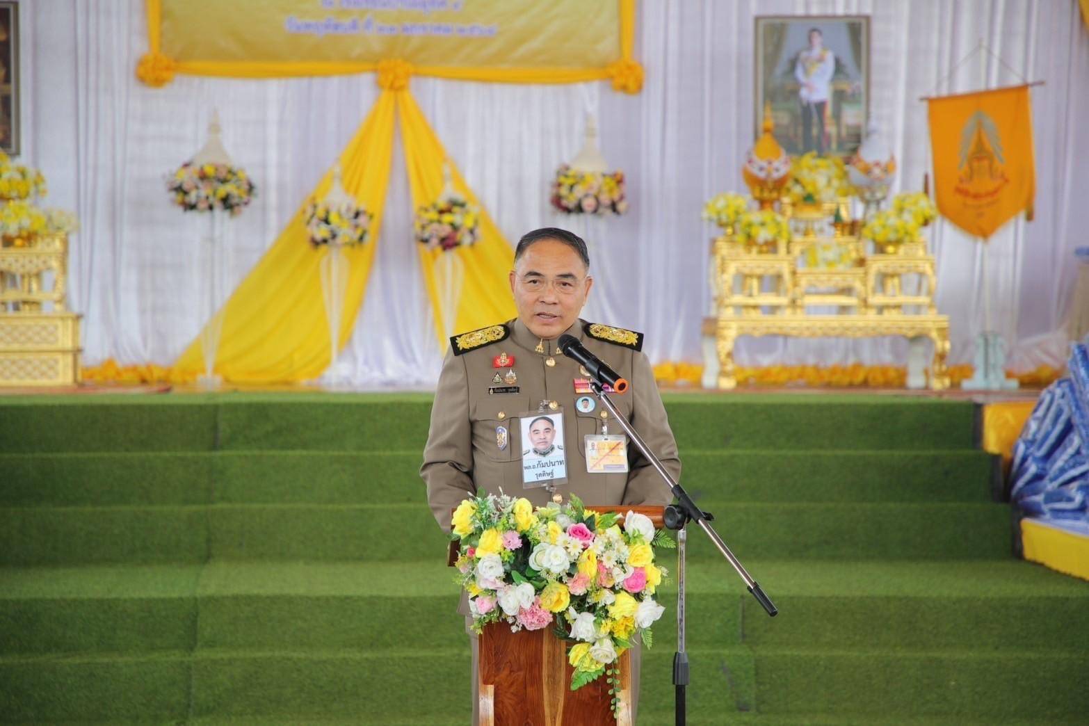 "ในหลวง-พระราชินี" พระราชทานผ้าห่มกันหนาว กับชุดยาและเวชภัณฑ์แก่ราษฎรที่ประสบภัยหนาวในพื้นที่จังหวัดตาก