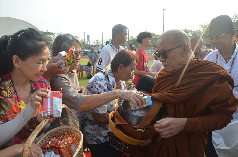 นายกฯอบจ.ชัยภูมิเปิดโครงการรดน้ำขอพรสืบสานประเพณีสงกรานต์รักและใส่ใจผู้สูงวัย