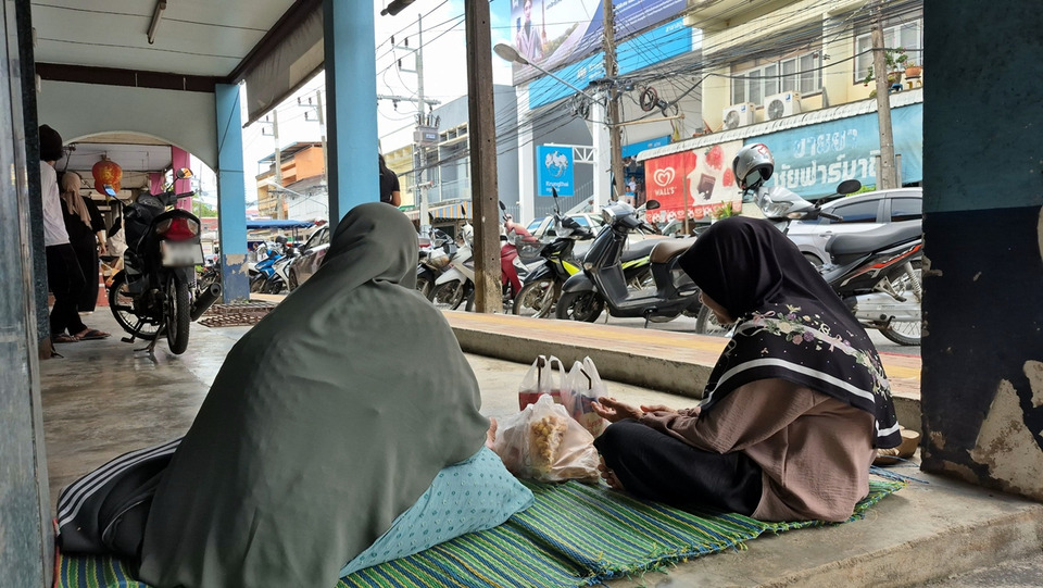ชาวเกาะสตูลปูเสื่อนั่งรอคิวลงทะเบียน  “ไทยช่วยไทยพลัส” ระบบล่ม-มือถือใช้ไม่ได้