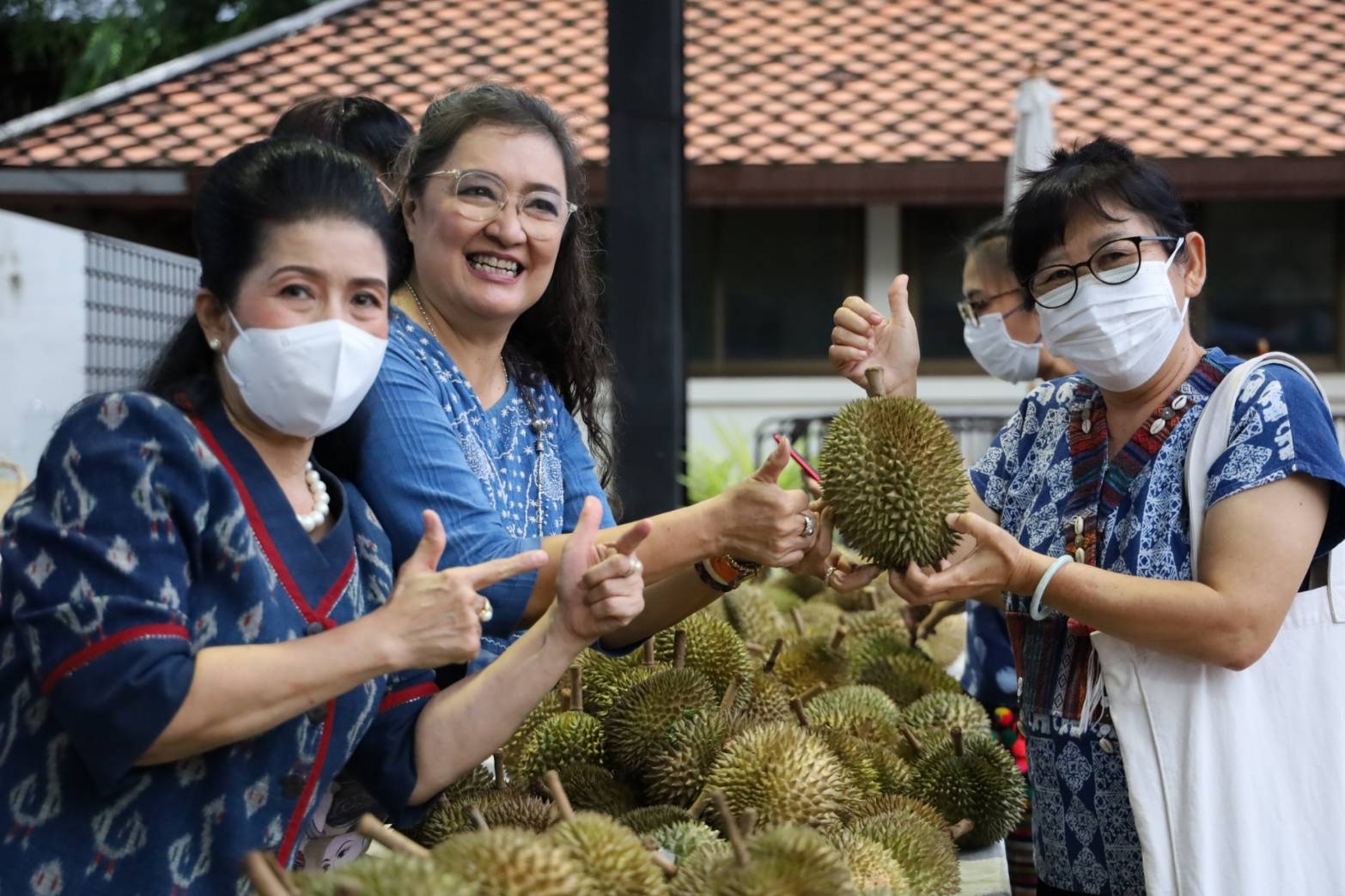 สธวท.แพร่ หนุนเกษตรกรปลูกทุเรียน จัดกิจกรรมนุ่งซิ่น กินทุเรียนน้ำแร่แม่จอก ทุเรียนพันธ์ดีในจังหวัด