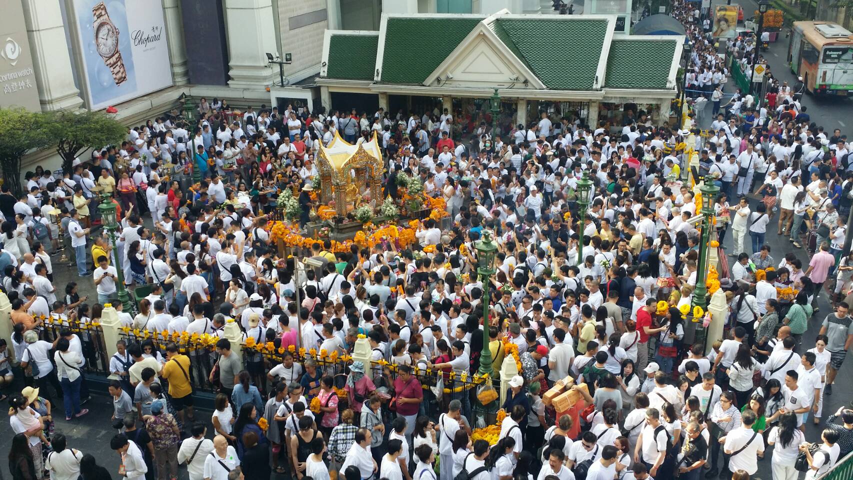 นักท่องเที่ยวร่วมฉลองงานสถาปนาศาลพระพรหมเอราวัณ ครบ 61 ปี