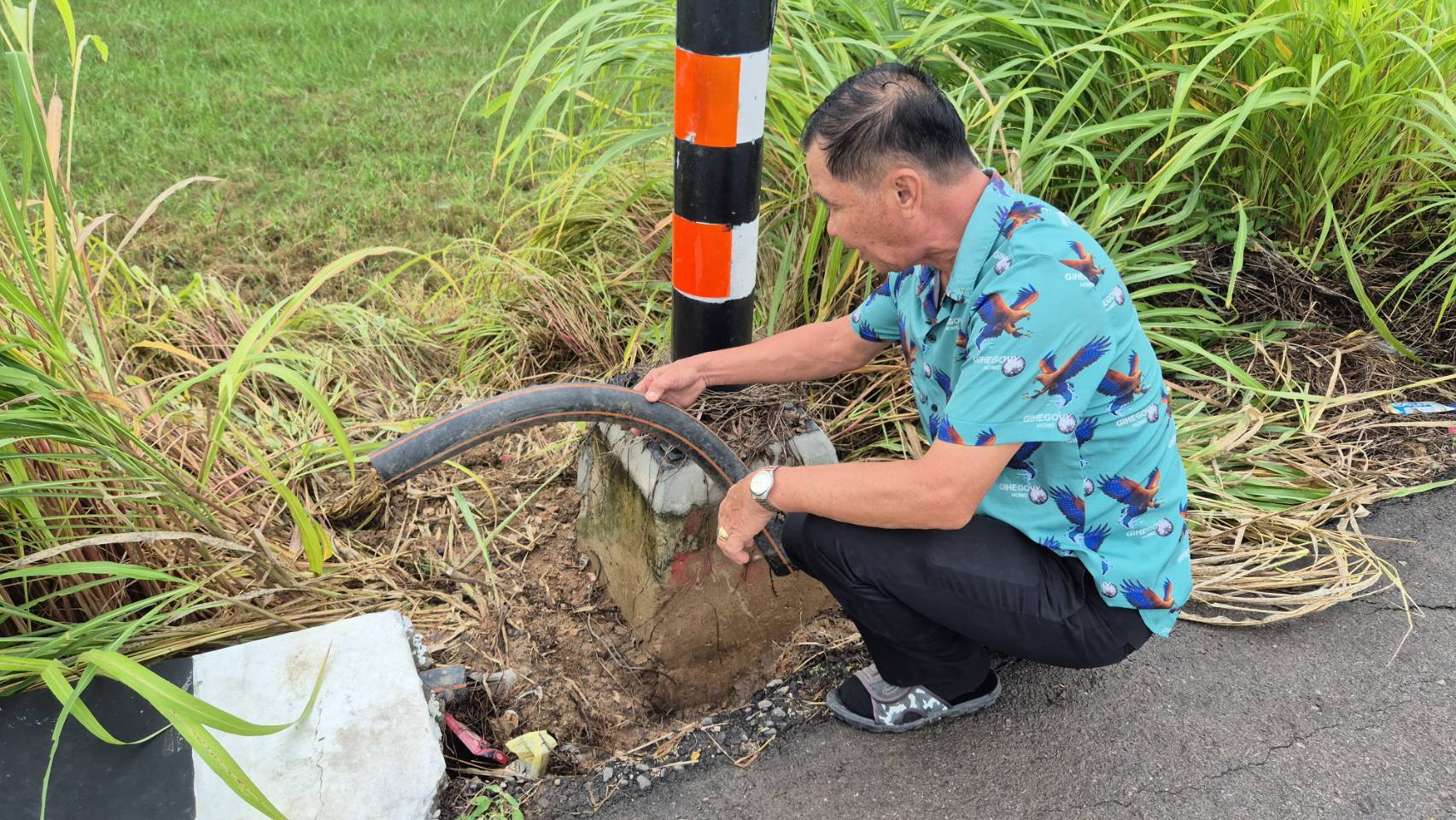 ชาวบ้านขอกระทืบโจร สกัดปูนลักตัดสายไฟบนสะพานเกือกม้า หายไปหลายเมตร