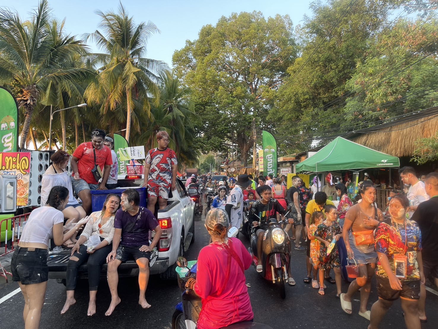 วันไหลบางเสร่ วันสุดท้ายคึกคัก!! ตร.สัตหีบ บินโดรนคุมเข้มพื้นที่เสี่ยง