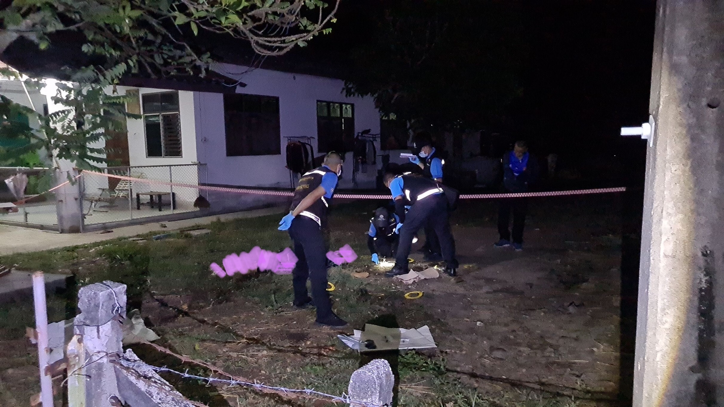 คนร้ายบุกกระหน่ำยิงผู้เฒ่าอายุ 67 ปี พรุนทั้งร่าง ดับคาบ้าน แถมชิงรถจักรยานยนต์หลบหนีไป