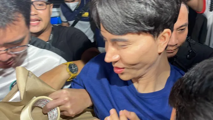 "บอสพอล" ไม่กังวล ยิ้มแย้ม ปฏิเสธตอบสื่อ ปมดิไอคอนกรุ๊ป ด้านตำรวจรวบครบ 18 ผู้ต้องหาตามหมายจับ