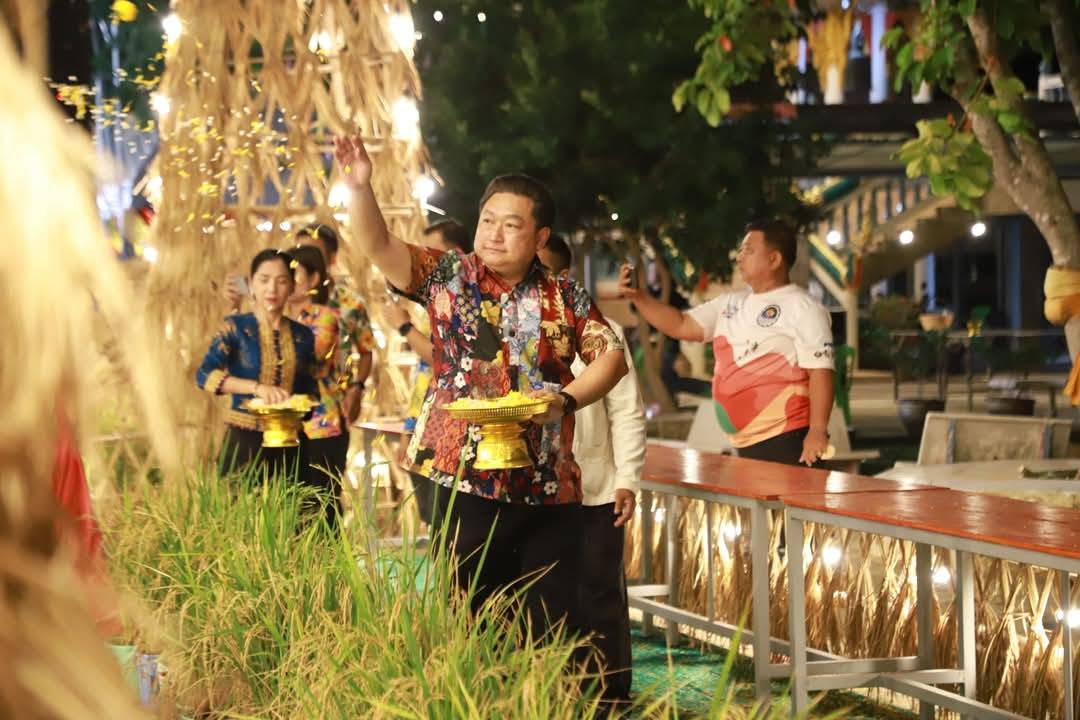 อำเภอแสวงหาร่วมสืบสานประเพณีเก่าแก่ “ไหว้พระธาตุรวงข้าวแม่โพสพ 2568” สะท้อนวิถีสังคมเกษตร ช่วยกระตุ้นเศรษฐกิจฐานราก