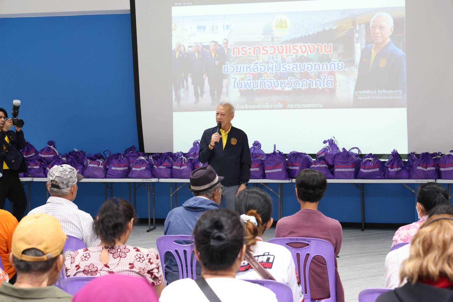 ‘พิพัฒน์’ นำทีมแรงงาน มอบเครื่องอุปโภคบริโภค 7 คันรถ ช่วยน้ำท่วม 8 จังหวัดภาคใต้