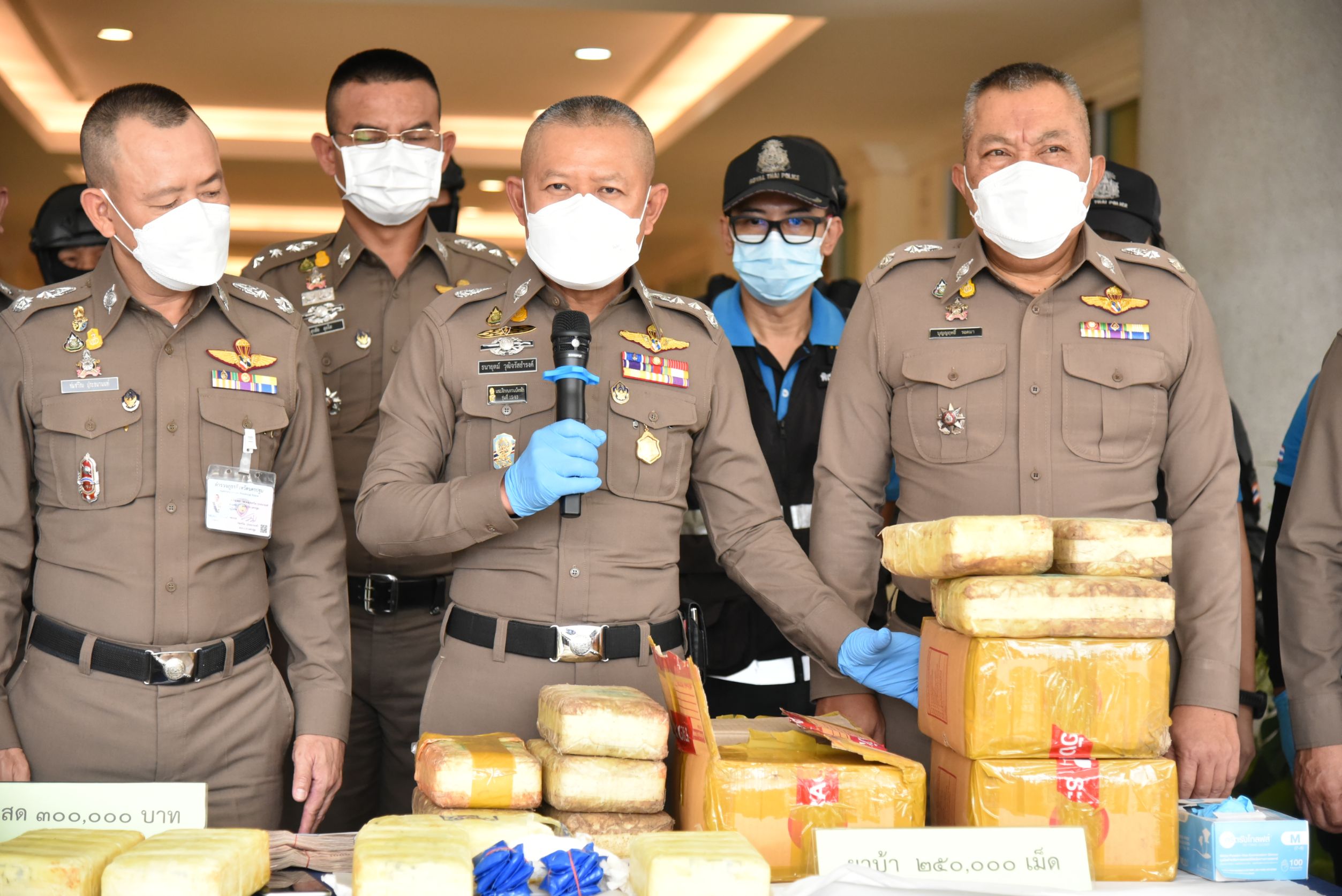 รวบ"หนึ่ง"เครือข่ายค้ายาขับรถหนีด่านตรวจจนมุมพร้อมยาบ้า250,000เม็ด