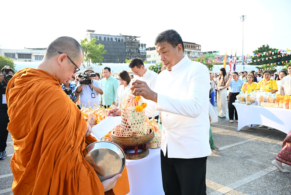 กทม. จัดพิธีทำบุญตักบาตร–รดน้ำผู้สูงอายุ เพื่อความเป็นสิริมงคลรับมหาสงกรานต์ 2569