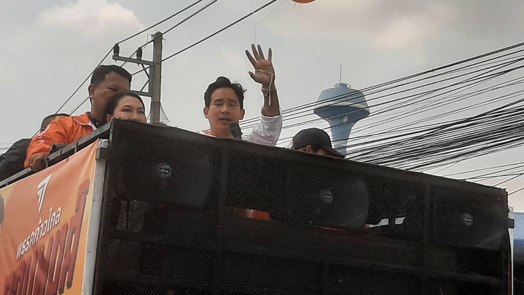 “พิธา” ว่าที่นายกรัฐมนตรีคนที่ 30 ตระเวนขอบคุณคะแนนเสียงจากประชาชนชาวชลบุรี