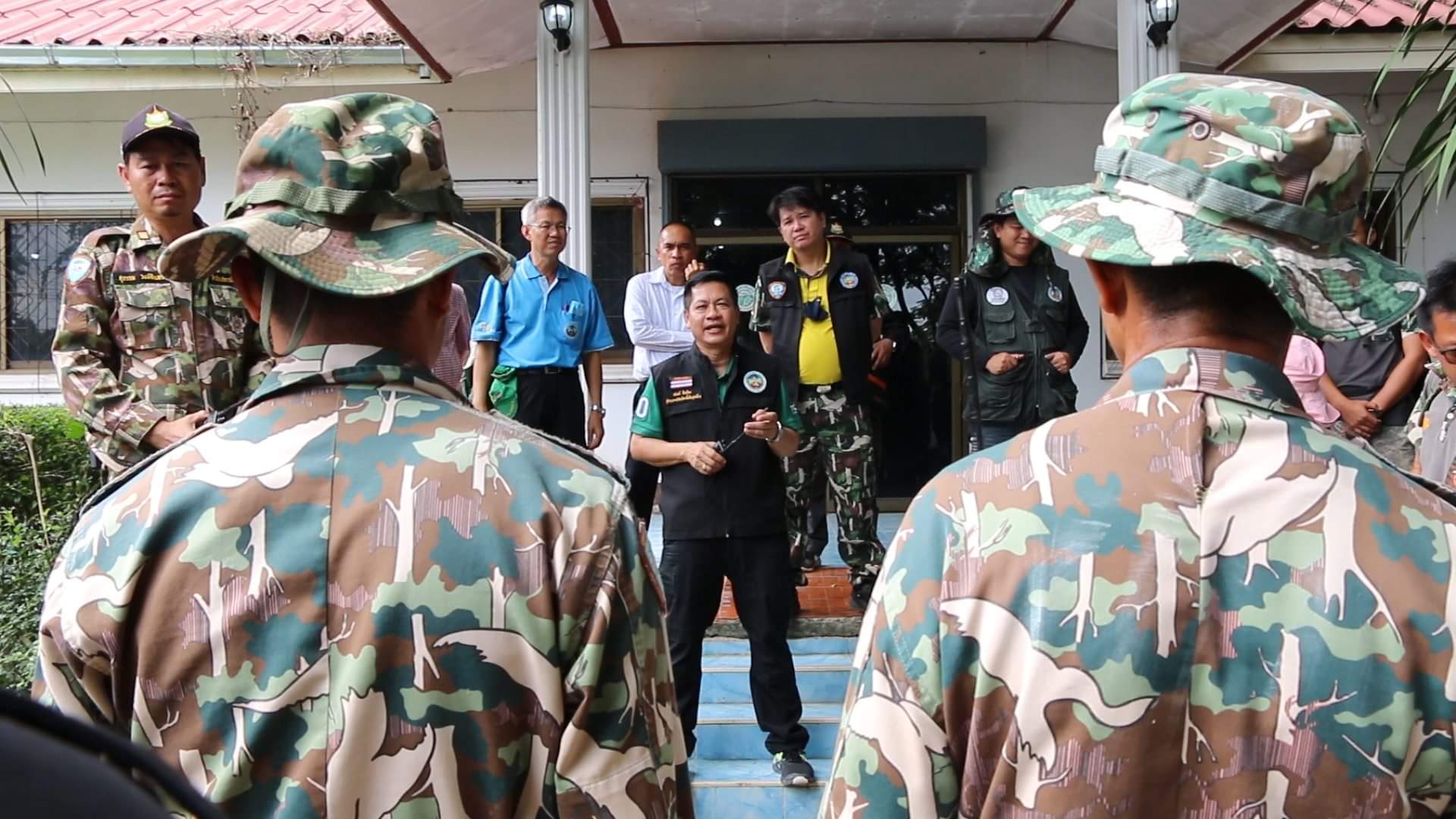 ระดมกำลังเจ้าหน้าที่ปูพรมค้นหาหมีควายจับตัวส่งกลับคืนป่า