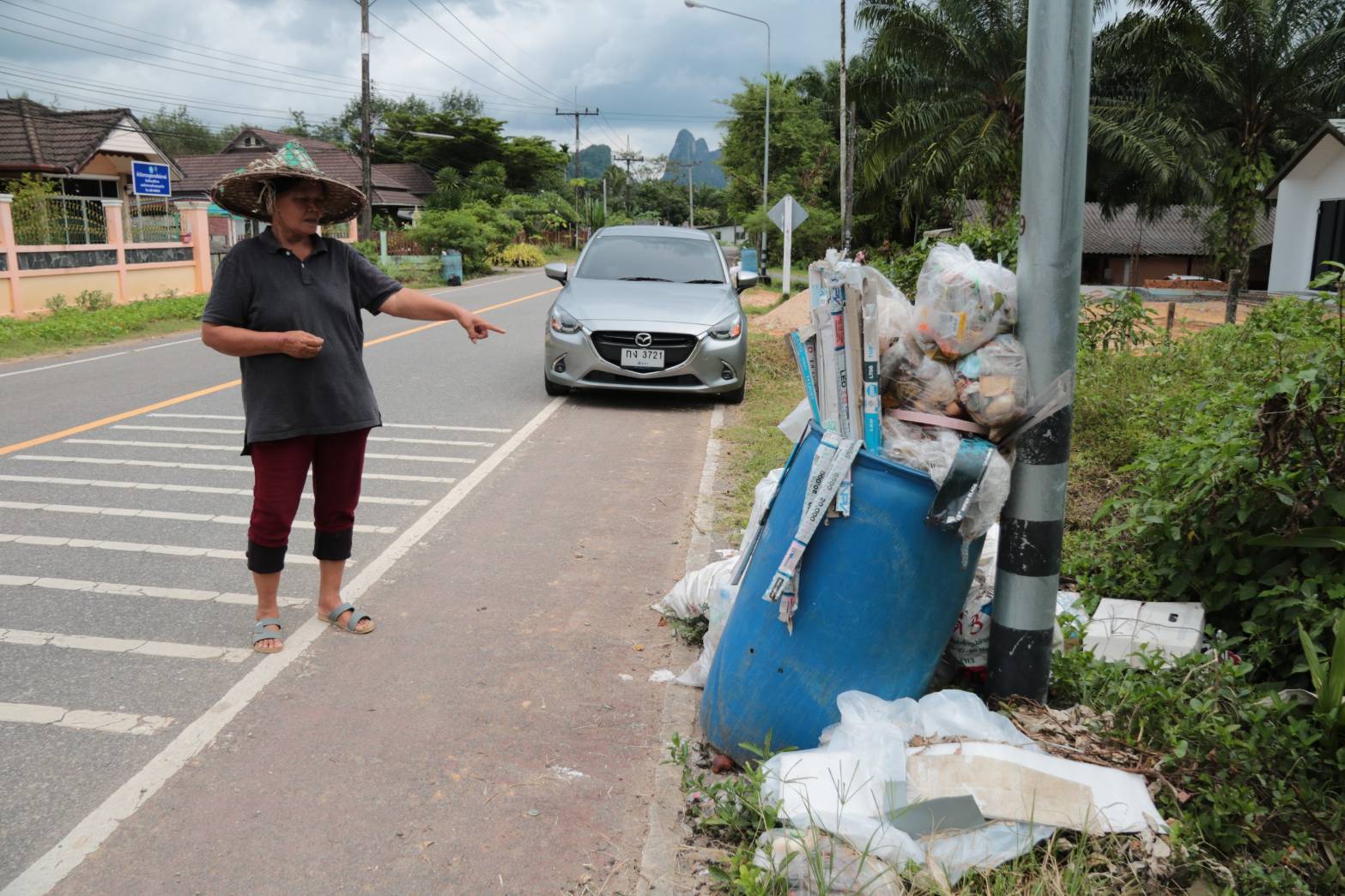 พังงาน่าขายหน้า​ ชาวบ้านโวยขยะล้นถังริมถนน​ ส่งกลิ่นเหม็นทั้งหมู่บ้าน อบต. ไม่มาเก็บนาน2เดือน