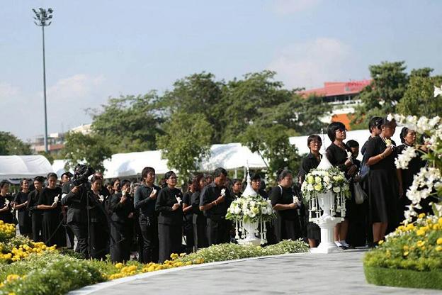 พระเมรุฯจำลองลานคนเมืองเกินพิกัด/แนะถวายดอกไม้จันทน์จุดใกล้เคียงแทน
