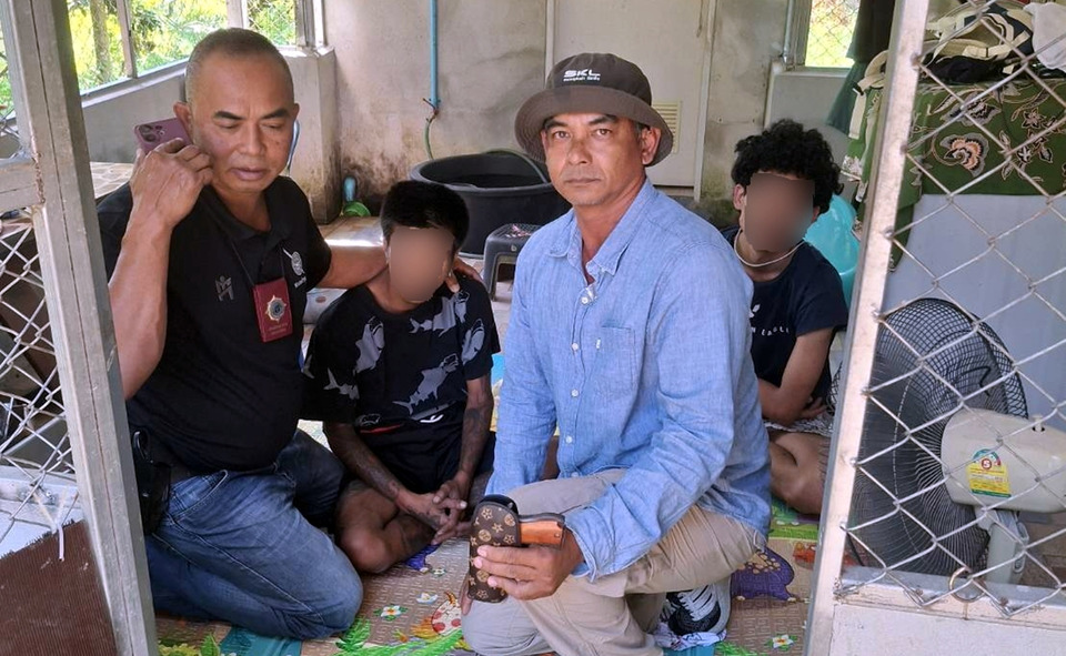 ตร.ตะกั่วทุ่งบุกจับ 2 หนุ่ม ตำบลกะไหล พร้อมปืน เสพยาบ้า เล่นพนันออนไลน์