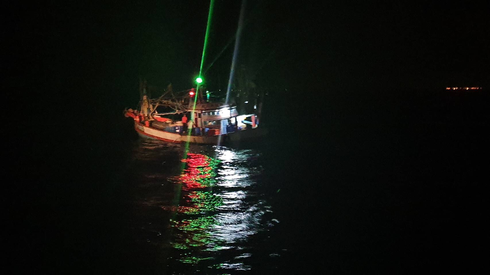ทัพเรือภาคที่ 1 ค้นหาลูกเรือประมงชาวไทยสุดความสามารถยังไร้วี่แววหวังปาฏิหาริย์