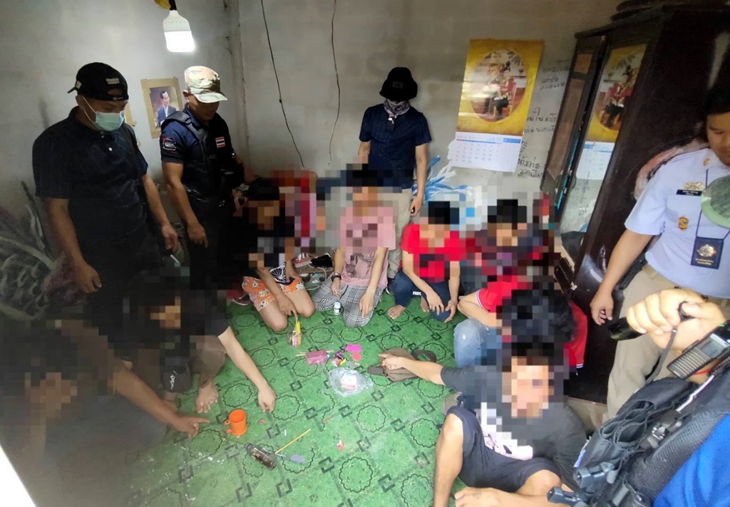 จับกลุ่มวัยรุ่นบ้านโคกป่งเปือย มั่วสุมเสพยาเสพติด
