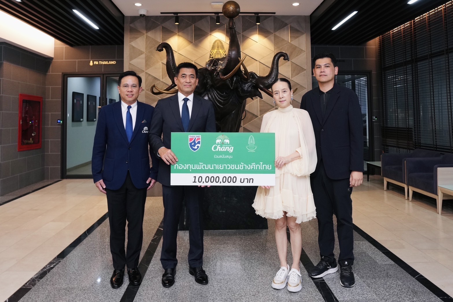 “น้ำแร่ธรรมชาติตราช้าง” มอบ 10 ล้านบาท สมทบ “กองทุนพัฒนาเยาวชนช้างศึกไทย” ปีที่ 10  ยอดรวม 107.75 ล้าน