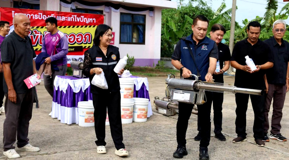 อบต.เอกราชลุยป้องกันไข้เลือดออก พ่นหมอกควัน-แจกทรายอะเบททุกหมู่บ้าน