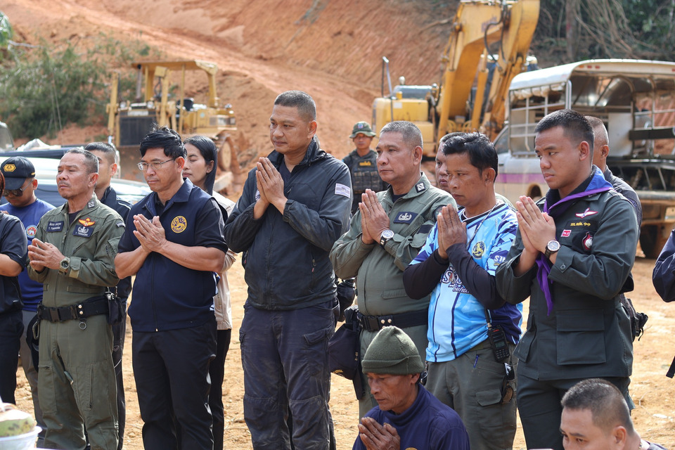 พลังศรัทธาหนุนภารกิจความมั่นคง! 3 พระเกจิดังเมืองจันท์ประกอบพิธี “เปิดป่า” หนุนสร้างถนนเลียบชายแดน 2 กม.สุดท้าย