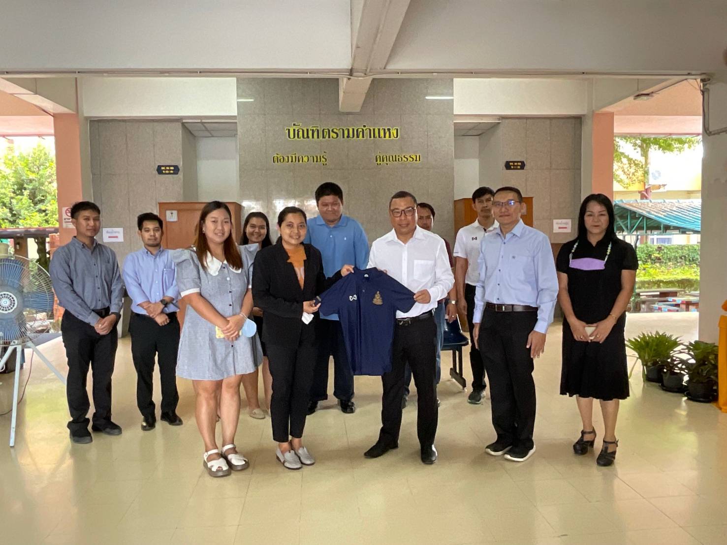 "ป.โท นิติศาสตร์ราม ลพบุรี" รุ่น 5 มอบเสื้อรุ่นให้เจ้าหน้าที่มหาวิทยาลัยฯ