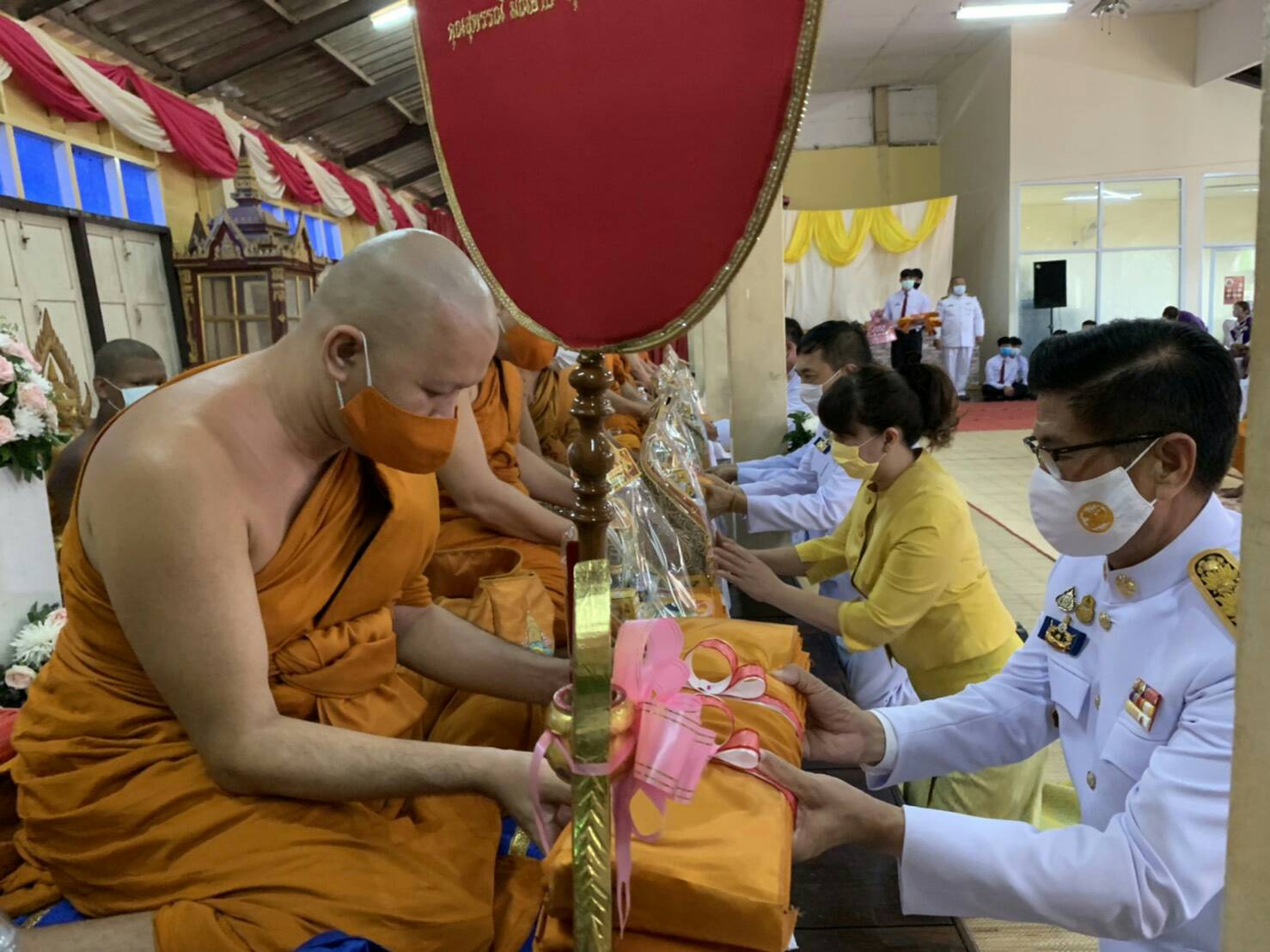 ทูลกระหม่อมหญิงอุบลรัตนราชกัญญา สิริวัฒนาพรรณวดี ประทานเทียนพรรษาถวายแก่วัดหายโศก หนองคาย
