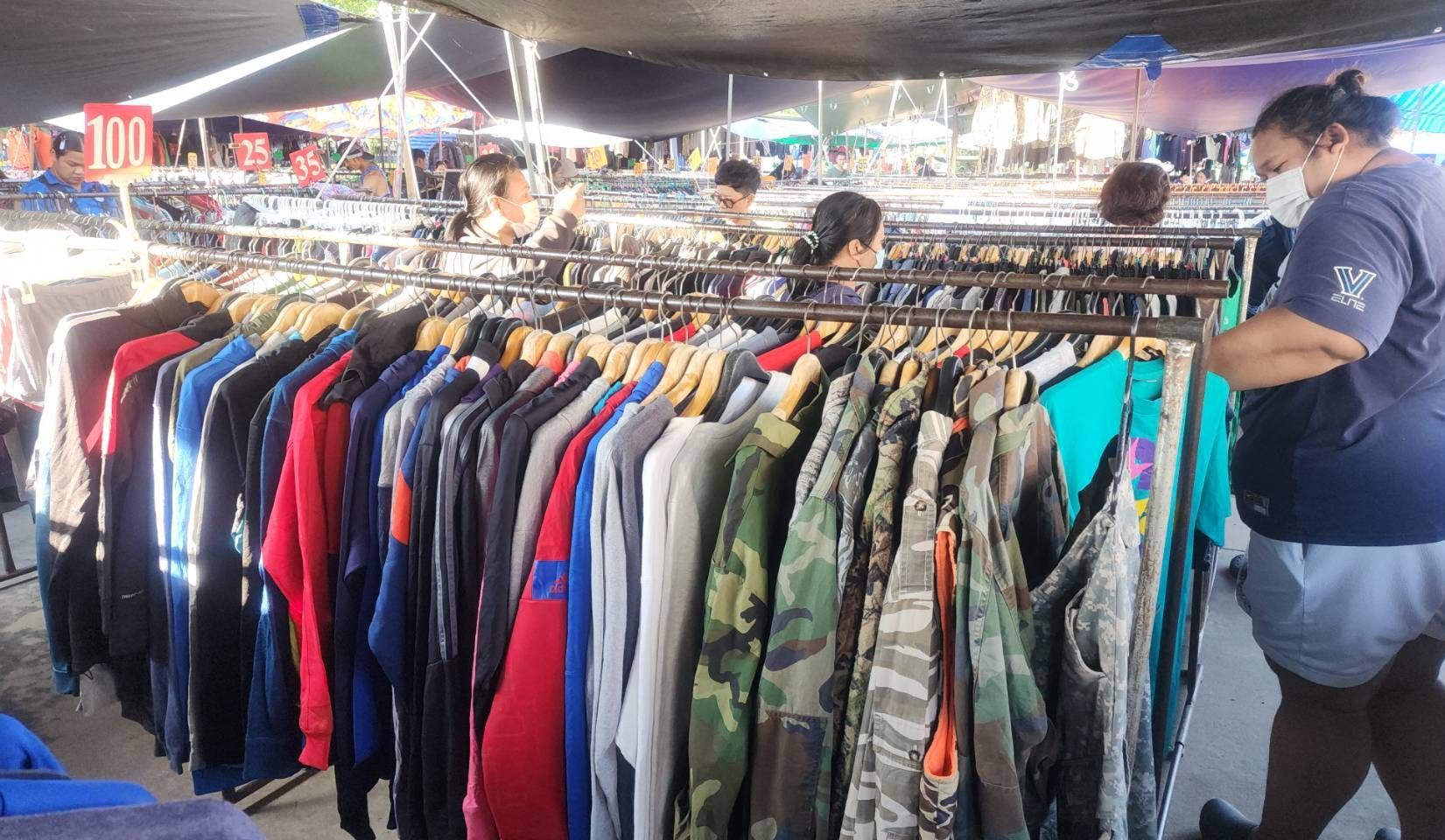 บุรีรัมย์ ประชาชนแห่ซื้อ เสื้อกันหนาวมือสองคึกคัก หลังอากาศหนาวเย็นลง แม่ค้ายิ้มยอดขายพุ่ง
