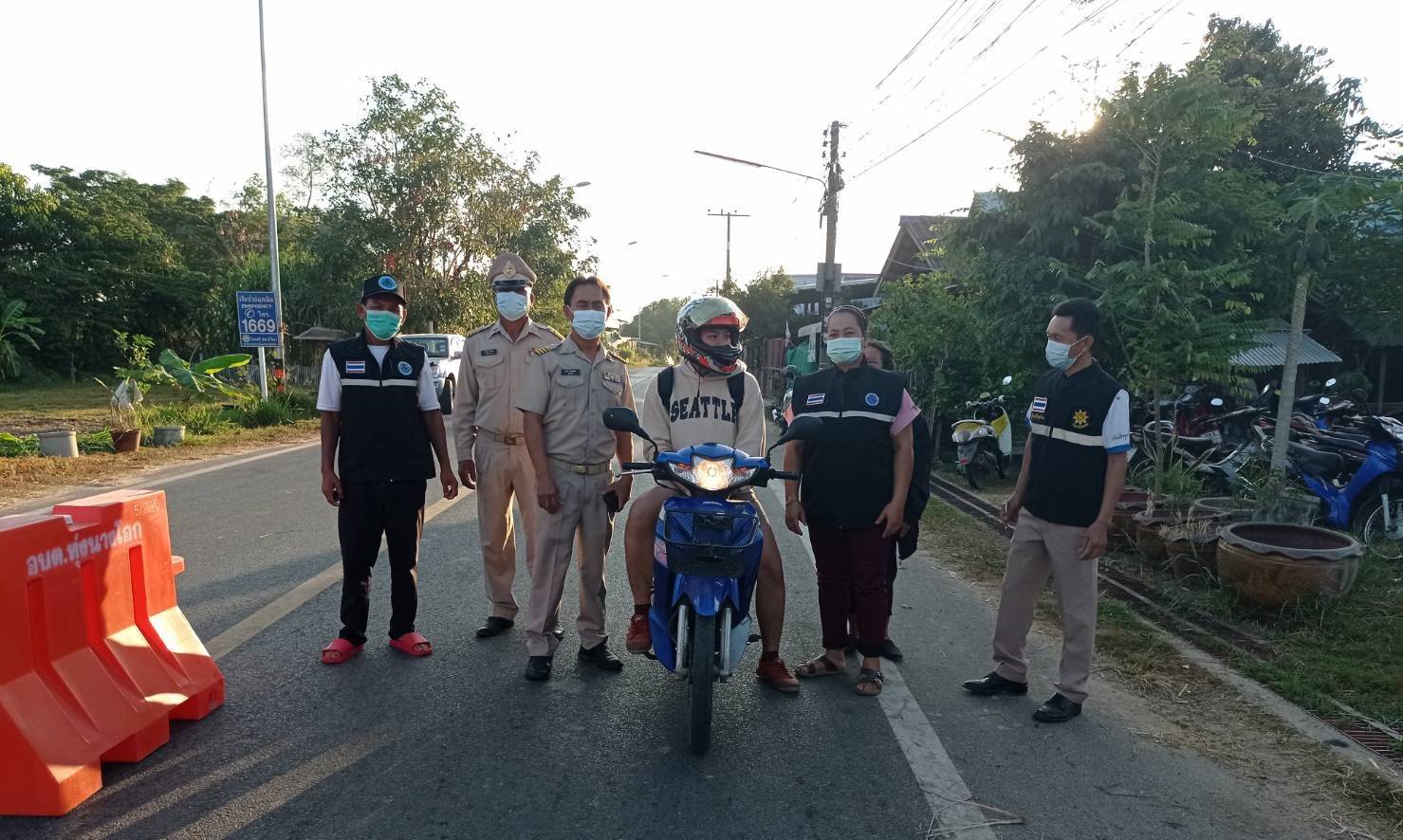 ยโสธรฝ่ายปกครองท้องที่ตำบลทุ่งนางโอก  ตั้งด่านรณรงค์สวมหมวกนิรภัย