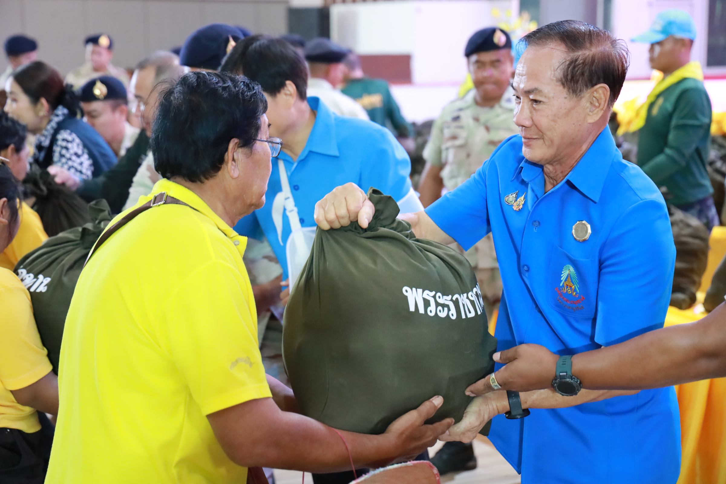 "ในหลวง"โปรดเกล้าฯ ให้รองประธานฝ่ายบรรเทาทุกข์ มูลนิธิราชประชานุเคราะห์ฯ เชิญสิ่งของพระราชทาน ไปมอบให้ผู้ประสบอุทกภัยพื้นที่อยุธยา
