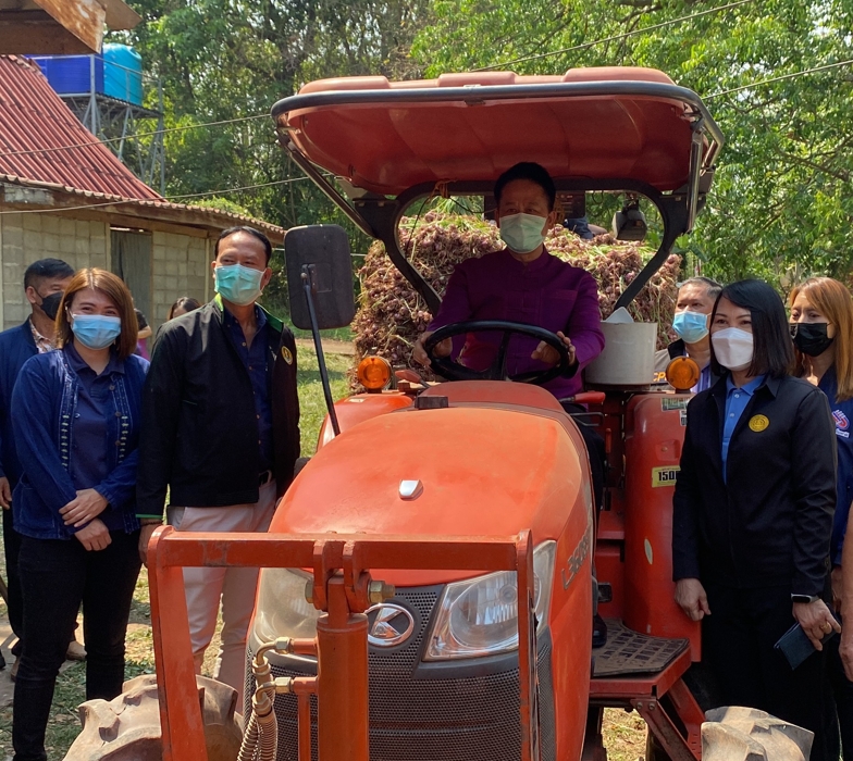  จังหวัดอุตรดิตถ์ร่วมกับกรมการค้าภายใน ปล่อยขบวนรถช่วยเหลือเกษตรกรผู้ปลูกหอมแดง 