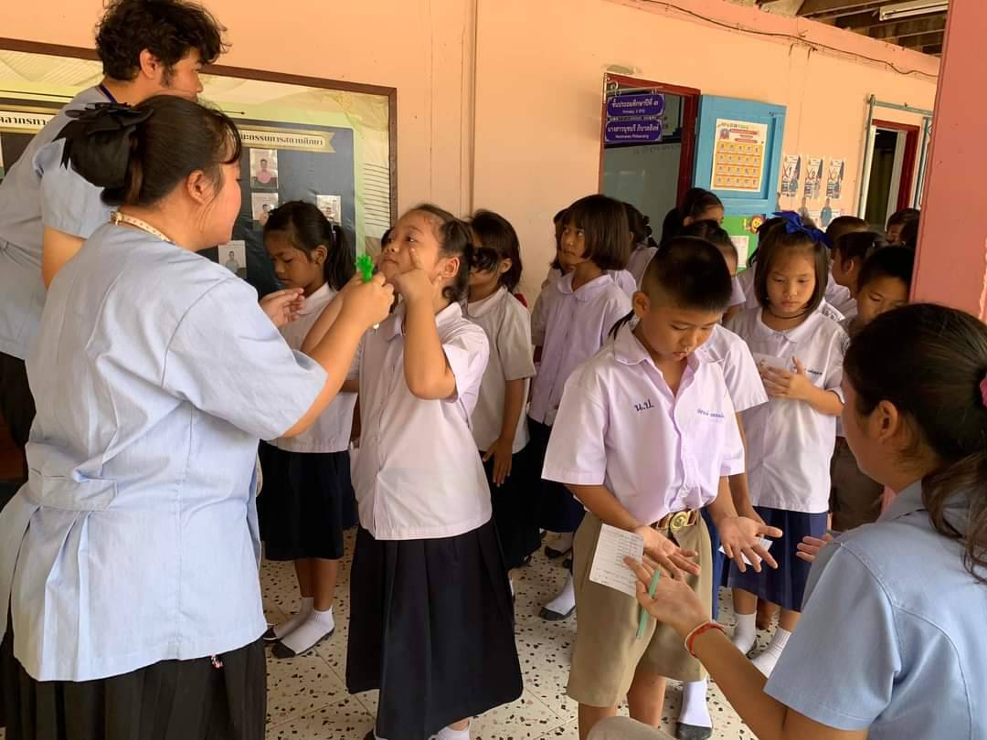 อบจ.พิจิตร ต้อนรับเปิดเทอมส่งคุณหมอสถานีอนามัย ตรวจสุขภาพเด็กในโรงเรียนเพื่อสุขอนามัยที่ดีของเยาวชน