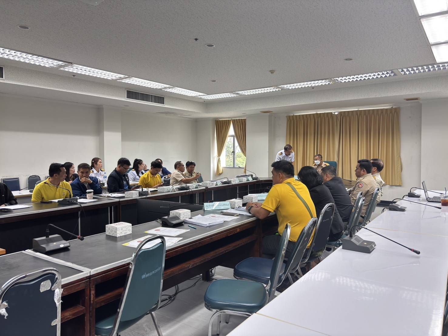 รองผู้ว่าประจวบฯประชุมหาแนวทางบังคับใช้กฎหมายตามคำสั่งศาลรื้อถอนกับผู้บุกรุกบริเวณอ่าวบ่อทองหลาง