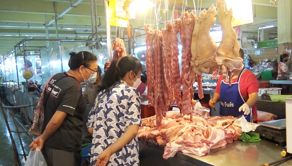 แม่ค้าตลาดทรัพย์สินพลาซ่า สงขลา ครวญขายหมู 15 ปี ไม่เคยเจอ คาดตรุษจีนราคาพุ่ง กก.ละ 250 บาท