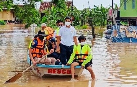 แม็ค ชณทัต ปัทะมะภูวดล ช่วยเหลือผู้ประสบอุทกภัยน้ำท่วมอยุธยาฯ-อ่างทอง
