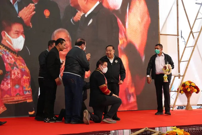 ช็อตเด็ด !  “ธรรมนัส” ขึ้นเวทีคุกเข่าไหว้ “บิ๊กป้อม” ด้าน “วิรัช” บอกพ่อพาลูกกลับบ้าน