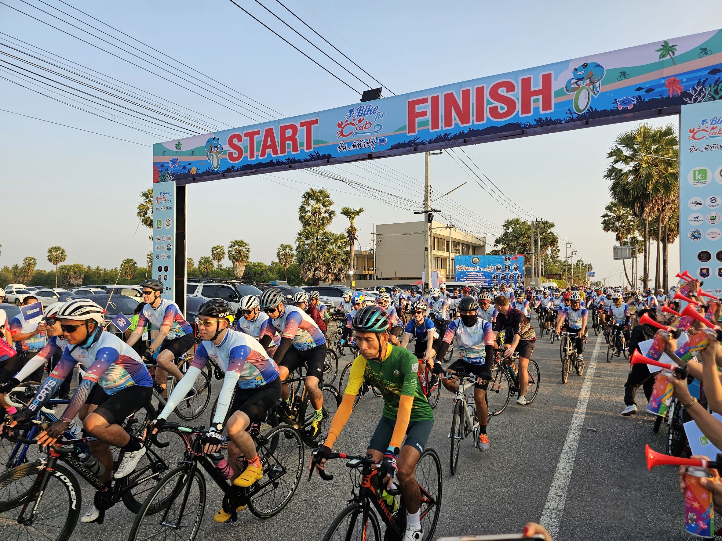 นักปั่นคึกคัก!! ร่วมงาน Bike for Crab 2024 “ปั่น...พิทักษ์ปู” พร้อมปล่อยปูม้า 800 ตัว