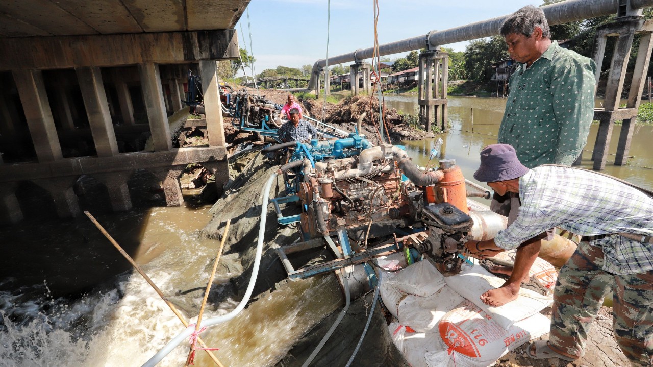 จังหวัดปทุมธานี บูรณาการทุกภาคส่วนลงพื้นที่ จับมือเกษตรกรฝ่าวิกฤตภัยแล้ง