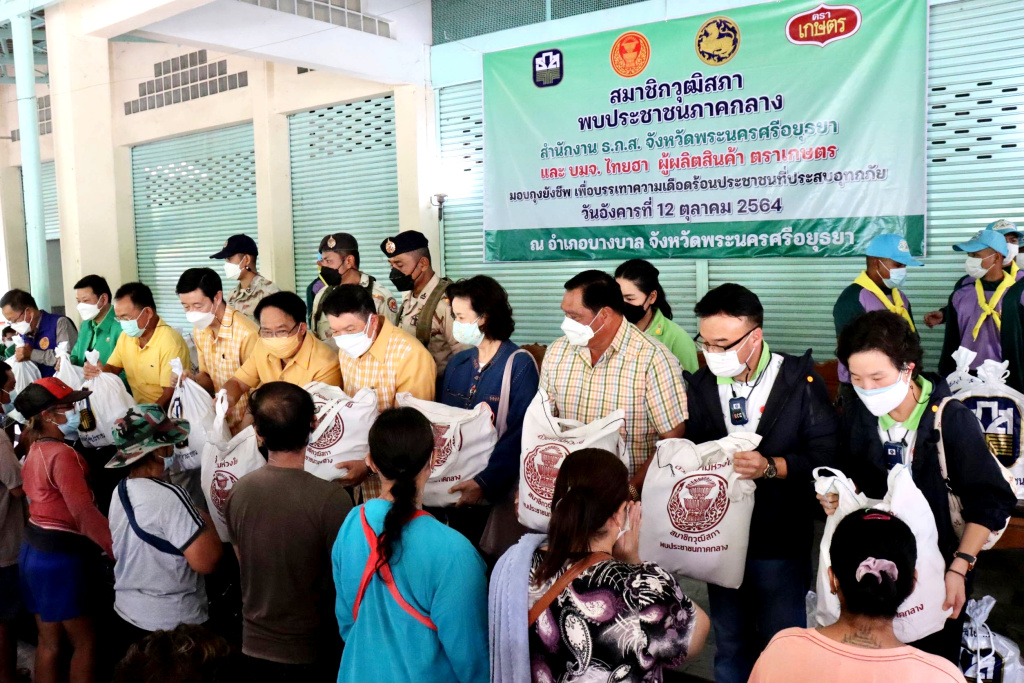 คณะกรรมการ สว.ภาคกลาง ลงพื้นที่ให้กำลังใจ มอบถุงยังชีพ บรรเทาทุกข์ชาวบางบาล อยุธยา
