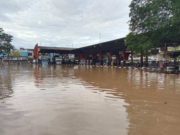 แม่น้ำโขงเอ่อล้นท่วมสถานีขนส่งผู้โดยสาร จ.หนองคาย รถโดยสาร หนองคาย – เวียงจันทน์ หยุดวิ่งตั้งแต่ 15 ก.ย.นี้เป็นต้นไป