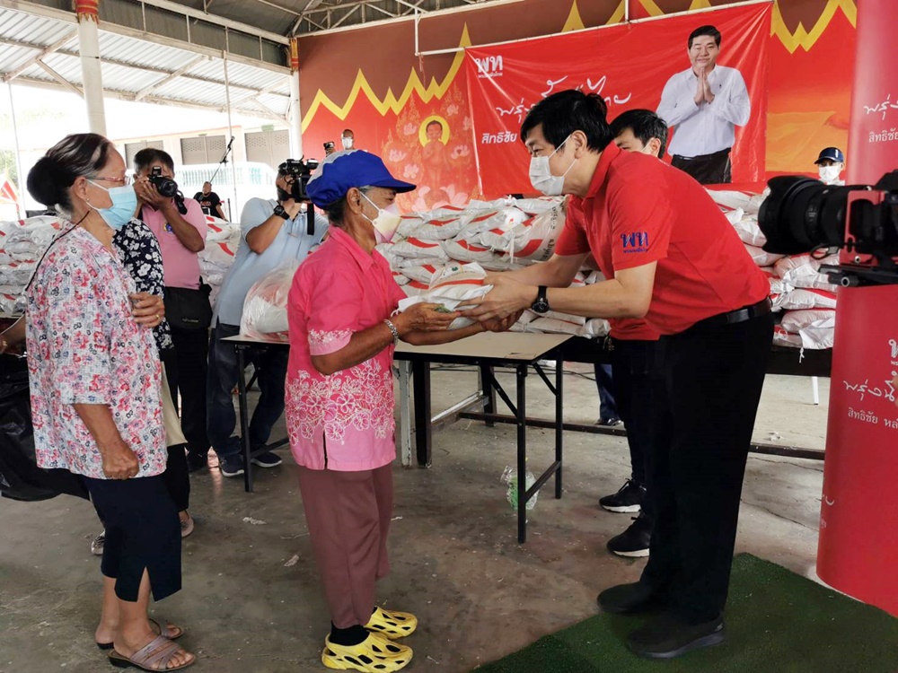  ชาวท่าศาลาดีใจ ได้รับแจกข้าวสารช่วยบรรเทาความเดือดร้อน