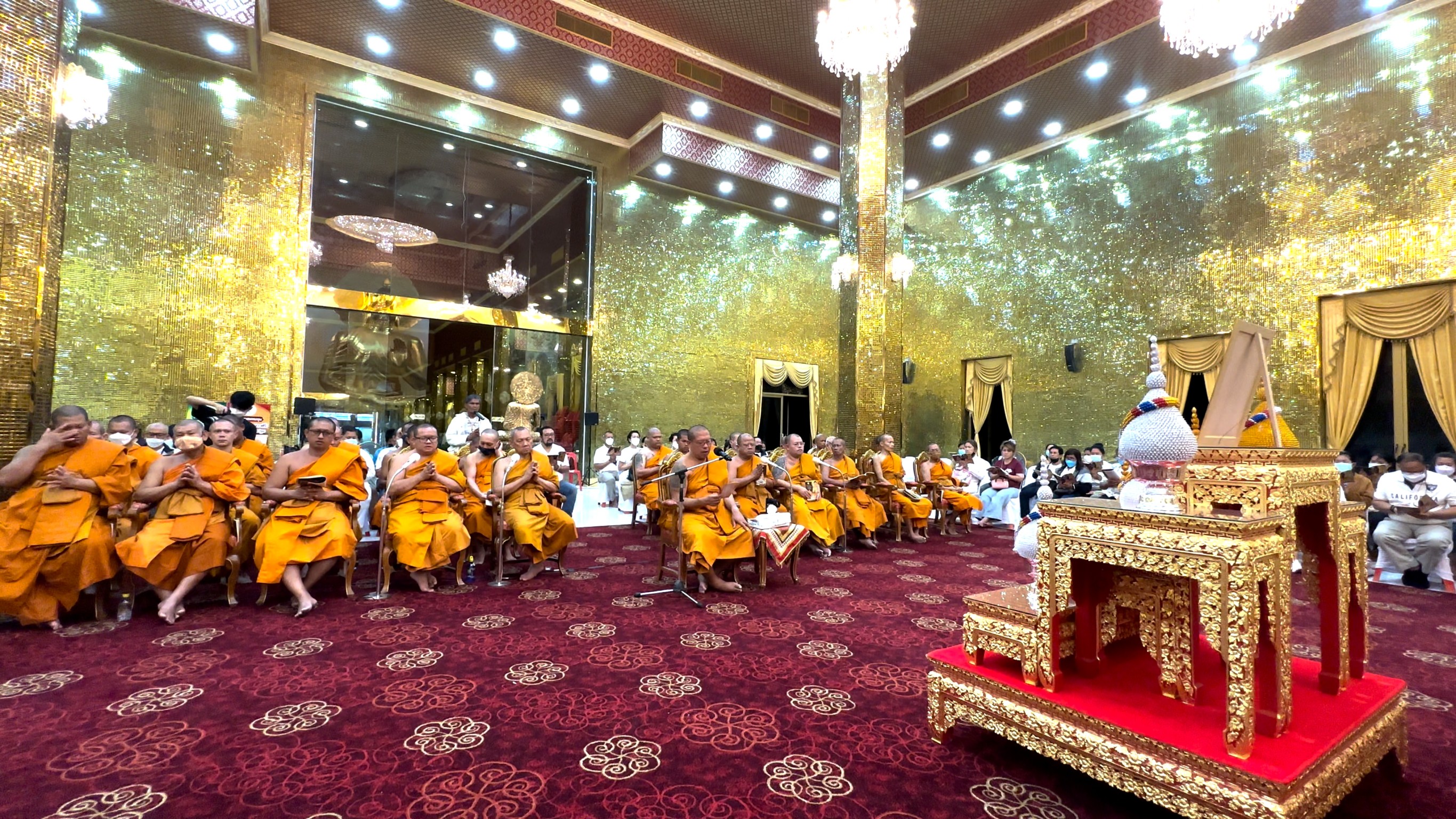 หลวงพี่น้ำฝน นำพุทธศาสนิกชน สวดนพเคราะห์ เสริมบารมี ในวิหารทองคำ 