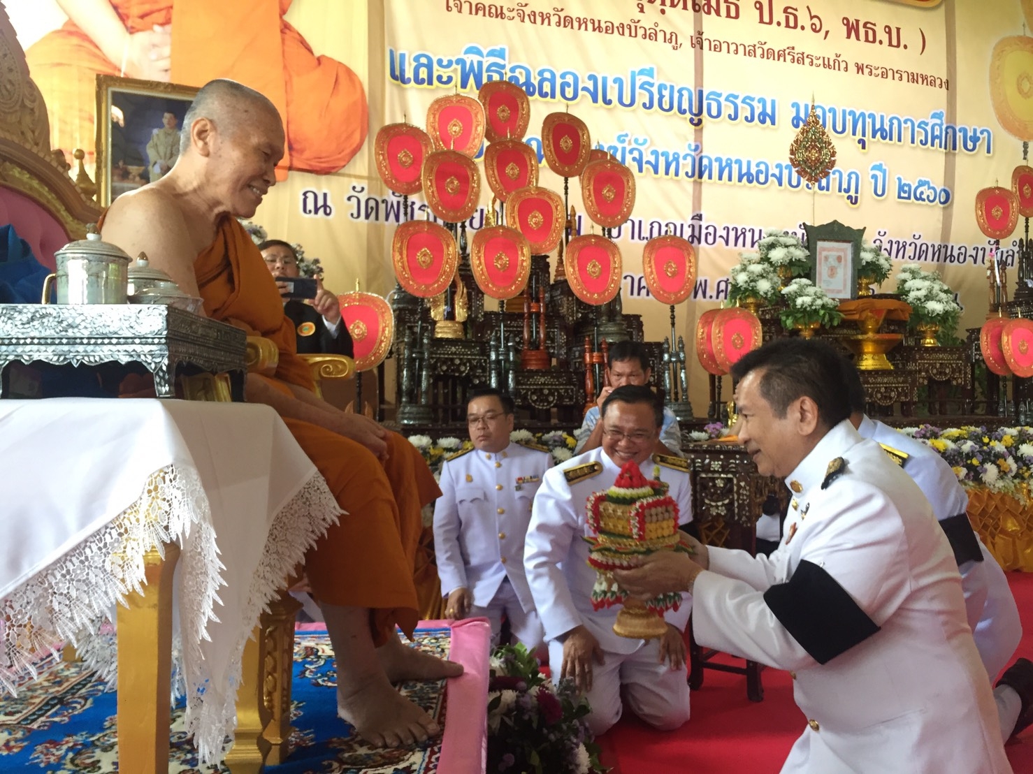 อดีตส.ว.ชัชวาลล์ คงอุดมเข้าถวายสักการะพระธรรมคุณาพร เจ้าคณะภาค 8 วัดไตรมิตร