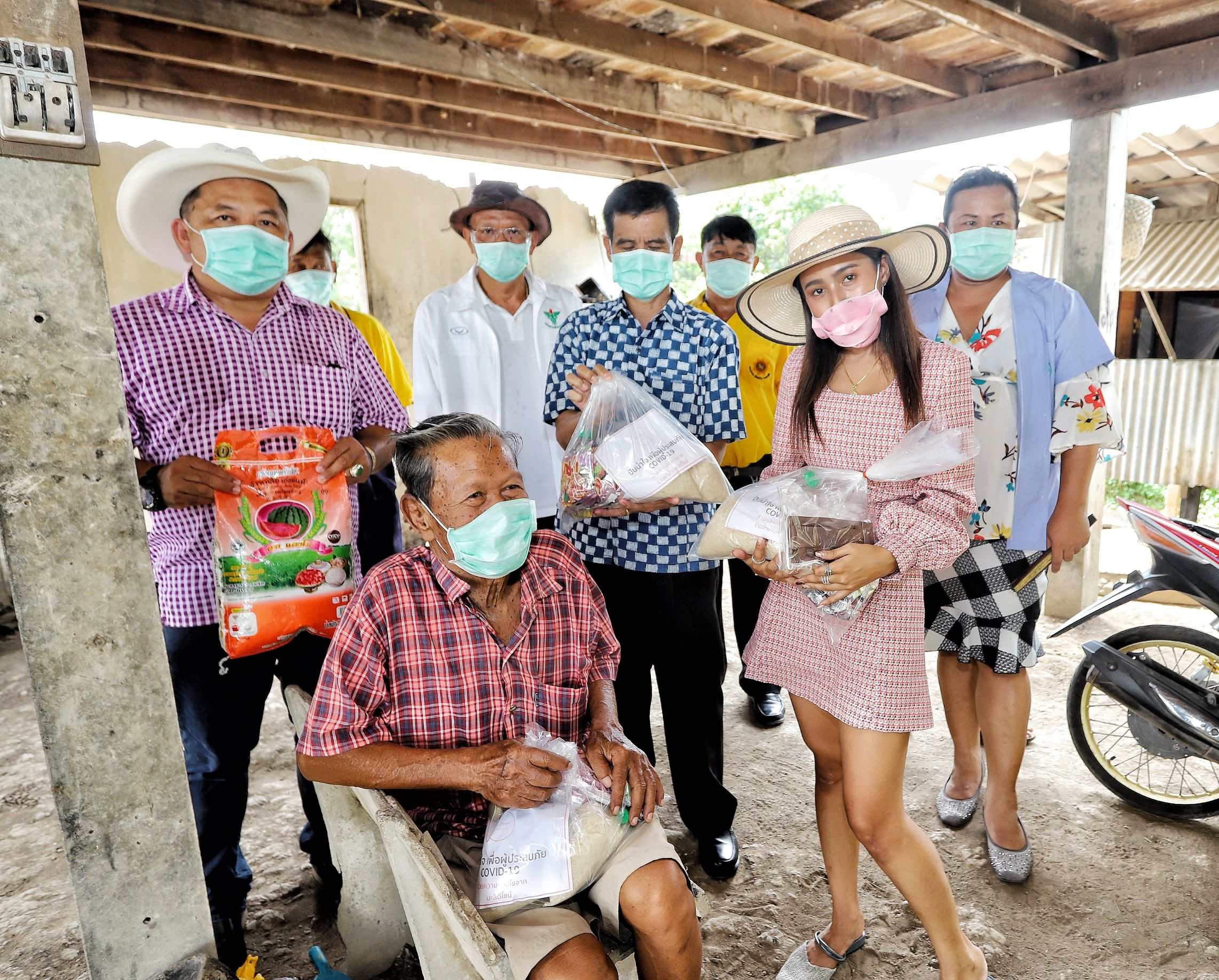 นักธุรกิจสาวร่วมอำเภอหนองเสือปันน้ำใจ แจกข้าวสารอาหารแห้งผู้ป่วยติดเตียงและประชาชนสู้ภัยโควิด-19 ถึงหน้าประตูบ้าน