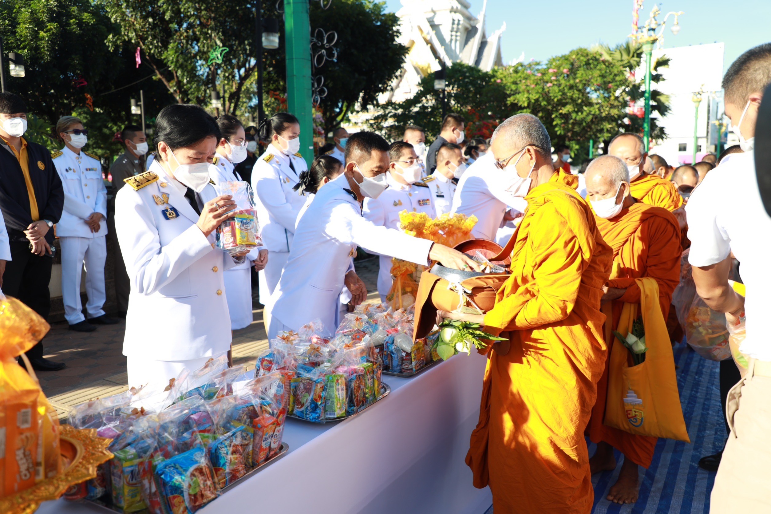ชาวขอนแก่นพร้อมใจ ทำบุญตักบาตรถวายเป็นพระราชกุศล เนื่องในวันคล้ายวันพระราชสมภพในหลวง ร.9