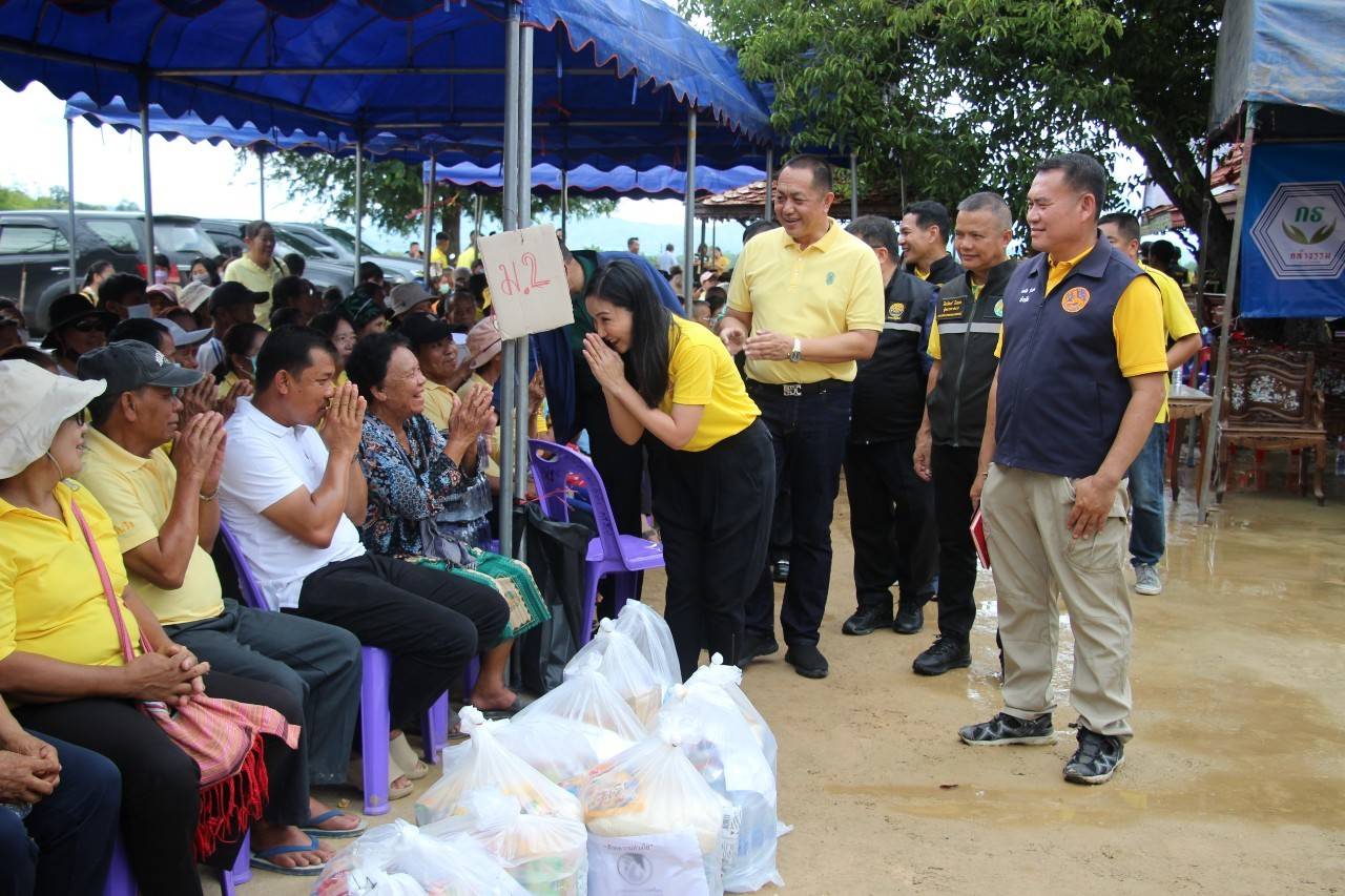 “นฤมล” หัวหน้าพรรคกล้าธรรม ลงพื้นที่มอบถุงยังชีพ ช่วยเหลือผู้ประสบภัยน้ำท่วม จ.เชียงราย