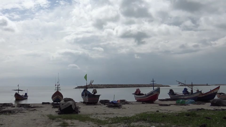ชาวประมงพื้นบ้านนำเรือขึ้นจอดบนฝั่งบริเวณชายหาดบ่ออิฐหลังอุตุฯใต้เตือนฝนตกหลักและทะเลมีคลื่นสูงกว่า 3 เมตร 